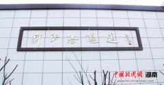 我带孙子去爱莲广场跳舞、玩耍